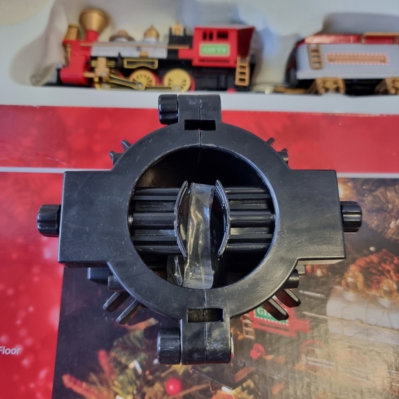 Christmas Tree Train Set - Red and Black - Picture 6 of 10